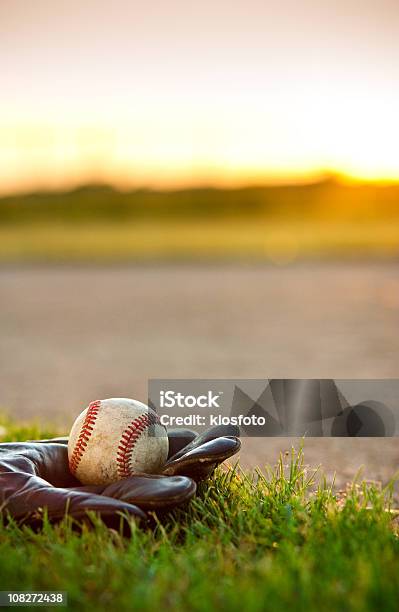 Amerikanischen Sportbaseball Stockfoto und mehr Bilder von Baseball - Baseball, Baseball-Spielball, Abenddämmerung