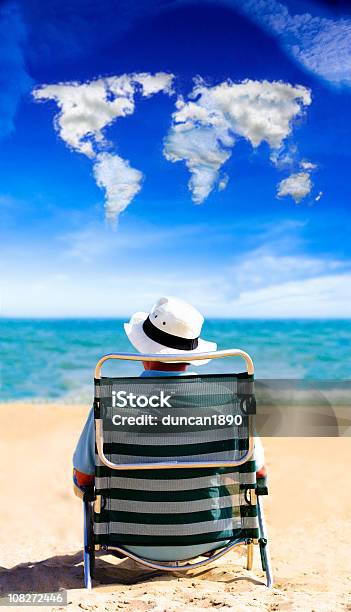 Chmury Świata Człowiek Na Wakacje Relaks Na Plaży Krzesła - zdjęcia stockowe i więcej obrazów Mapa świata