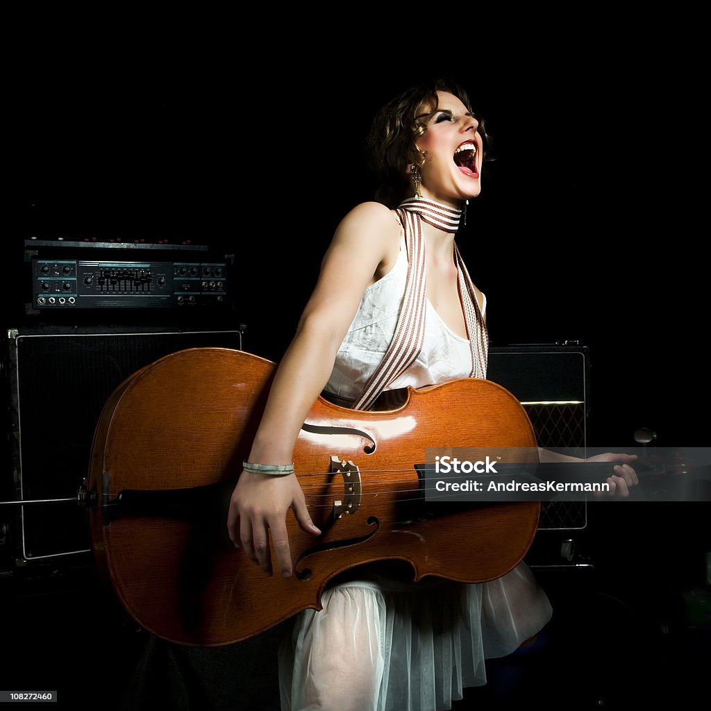 Canta violonchelista - Foto de stock de Violonchelo libre de derechos