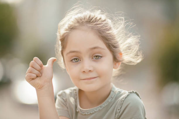 retrato de una niña de 6 años en el parque en un día soleado - 6 7 years lifestyles nature horizontal fotografías e imágenes de stock