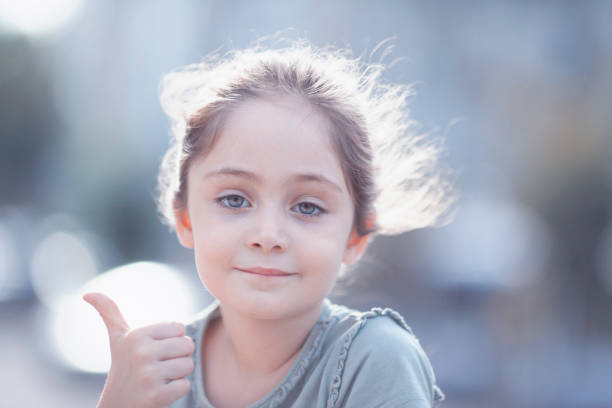 retrato de una niña de 6 años en el parque en un día soleado - 6 7 years lifestyles nature horizontal fotografías e imágenes de stock