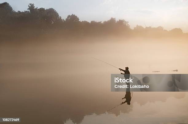 Flyfisherman Im Nebel Stockfoto und mehr Bilder von Fliegenfischen - Fliegenfischen, Fluss, Fischen