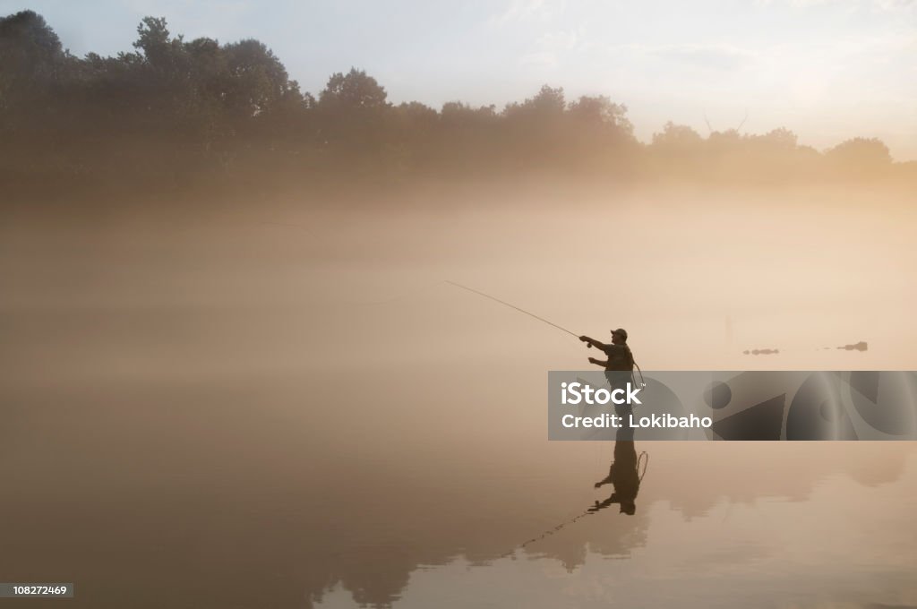 Flyfisherman 、霧 - 毛針釣りをするのロイヤリティフリーストックフォト