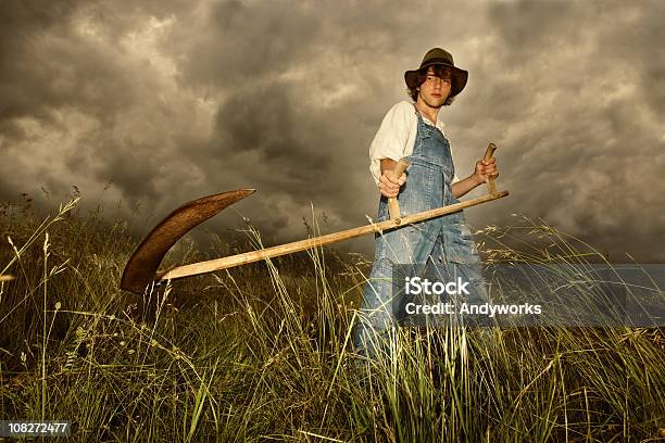 Jovem Agricultor No Trabalho - Fotografias de stock e mais imagens de Foice Grande - Foice Grande, Agricultura, Antigo