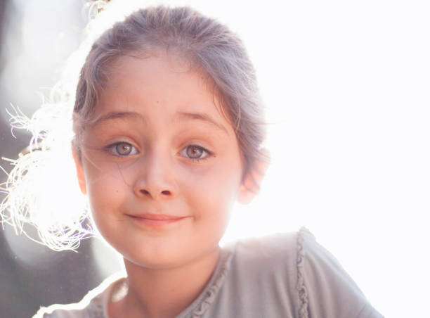 retrato de una niña de 6 años en el parque en un día soleado - 6 7 years lifestyles nature horizontal fotografías e imágenes de stock