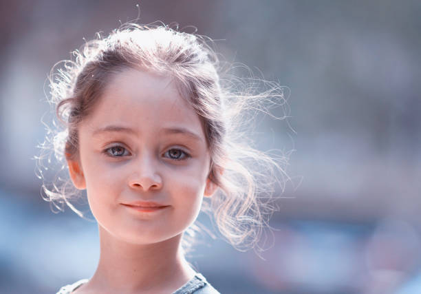 retrato de una niña de 6 años en el parque en un día soleado - 6 7 years lifestyles nature horizontal fotografías e imágenes de stock