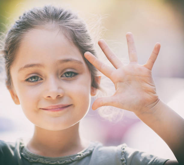 портрет 6-летней девочки в парке в солнечный день - 6 7 years lifestyles nature horizontal стоковые фото и изображения