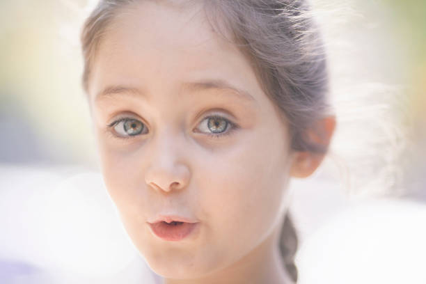 retrato de una niña de 6 años en el parque en un día soleado - 6 7 years lifestyles nature horizontal fotografías e imágenes de stock