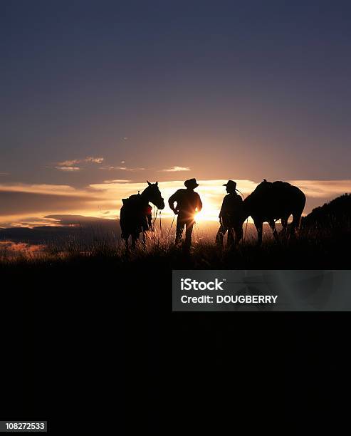 Photo libre de droit de Cowboys Au Coucher Du Soleil banque d'images et plus d'images libres de droit de Cow-boy - Cow-boy, Ranch, Agriculture