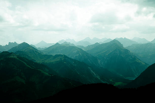 Alpes européennes silhouette sombre de premier plan - Photo