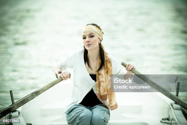 Junge Schöne Frau In Ein Boot Rudern In Madrid Stockfoto und mehr Bilder von Abgeschiedenheit - Abgeschiedenheit, Aktivitäten und Sport, Angst