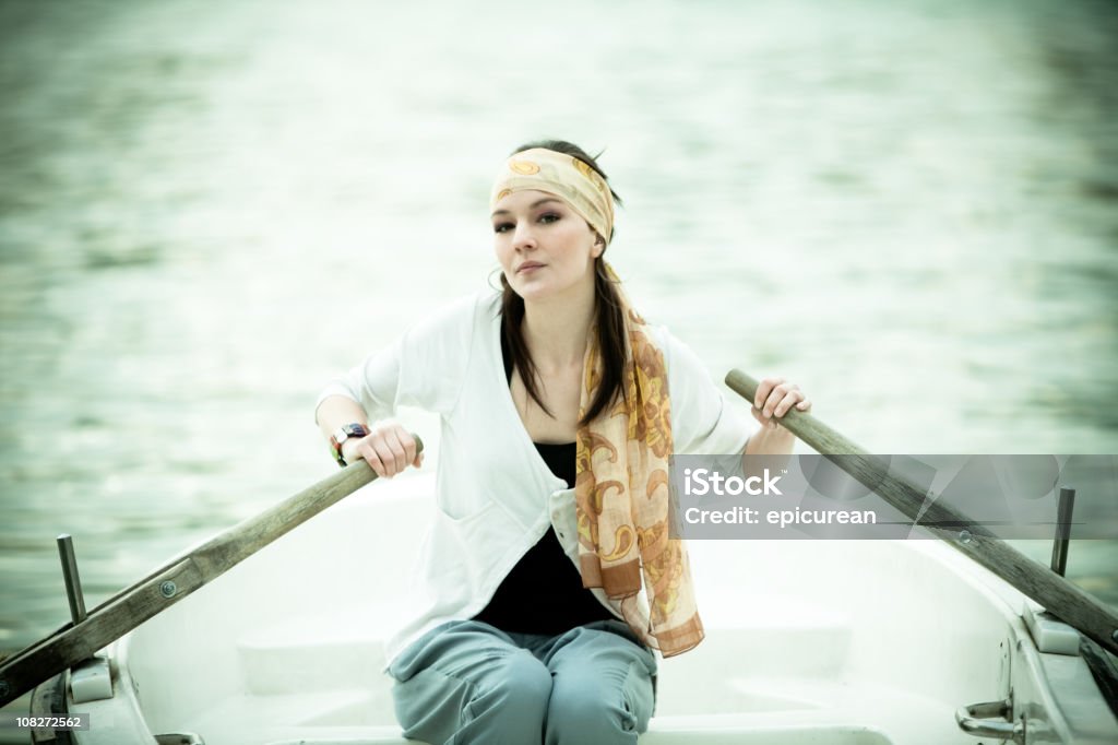 Joven hermosa mujer en un barco de remos en Madrid - Foto de stock de 20 a 29 años libre de derechos