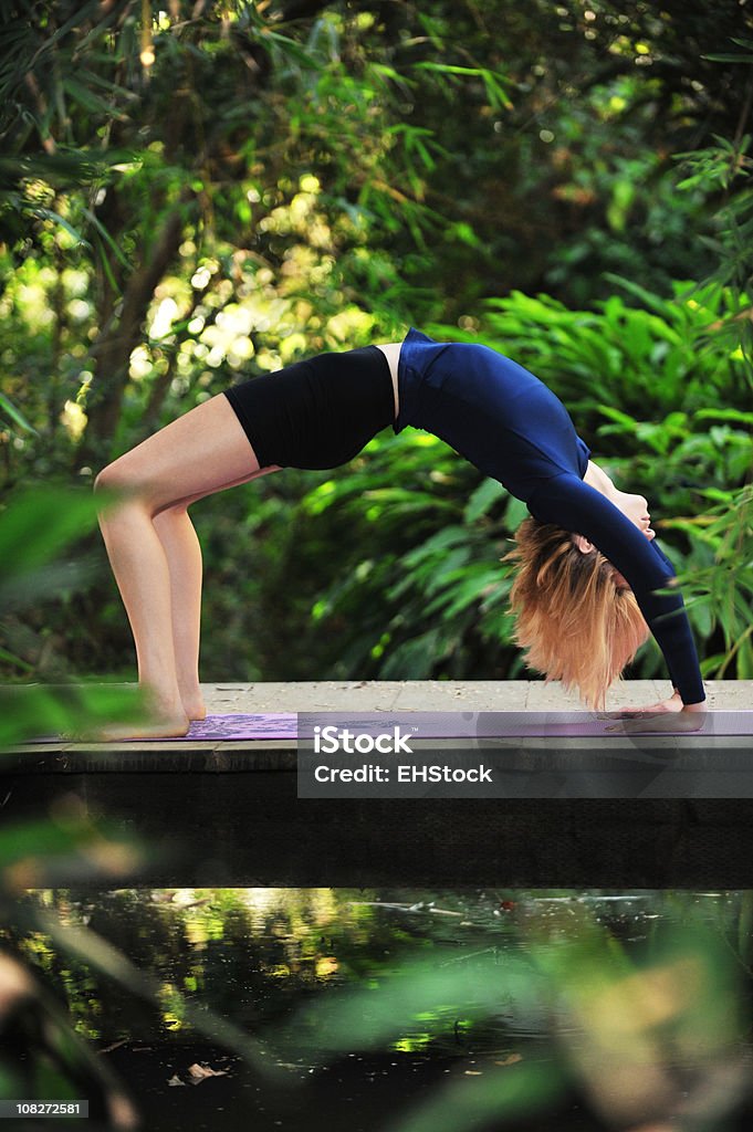 Junge Frau üben Yoga-Pose - Lizenzfrei Auf den Kopf gestellt Stock-Foto