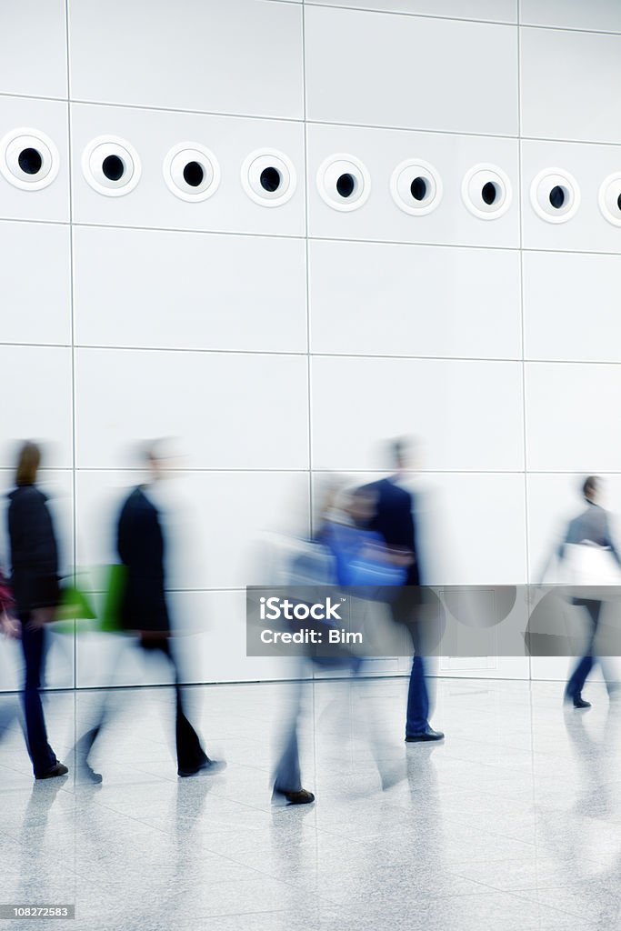 Desfocado pessoas caminhando de um corredor - Foto de stock de Andar royalty-free