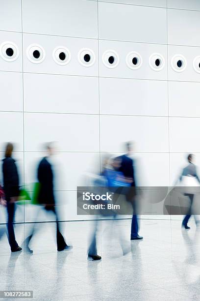 Foto de Desfocado Pessoas Caminhando De Um Corredor e mais fotos de stock de Andar - Andar, Arquitetura, Lotado