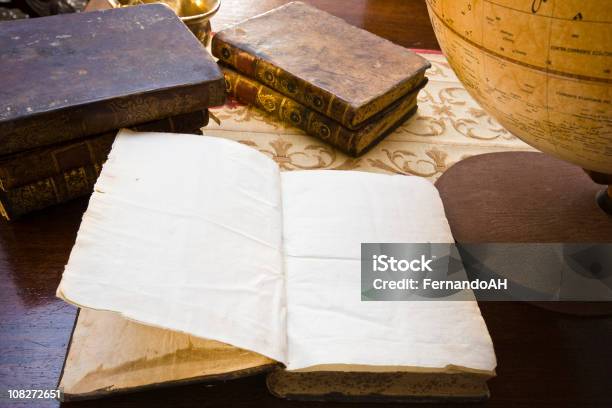 Antiga Secretária - Fotografias de stock e mais imagens de Livro - Livro, Antigo, Couro