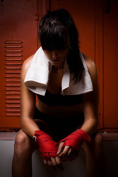 아름다운 젊은 여성 boxer 루킹 침울 앞에서 라커 - boxing women gym aspirations 뉴스 사진 이미지