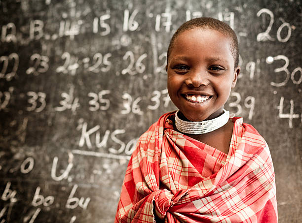 african niño números en la escuela de aprendizaje - africa child village smiling fotografías e imágenes de stock