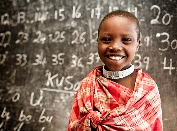 アフリカの学校で子供の学習番号 - africa child village smiling ストックフォ�トと画像