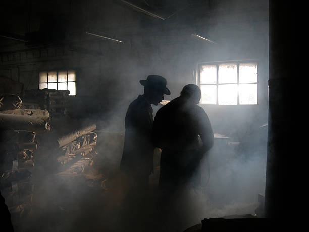 silhouette de l'homme en fumée - gangster photos et images de collection