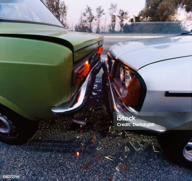 Wypadek Samochodowy Z Fragmentów Szklanych Na Drodze - zdjęcia stockowe i więcej obrazów Samochód
