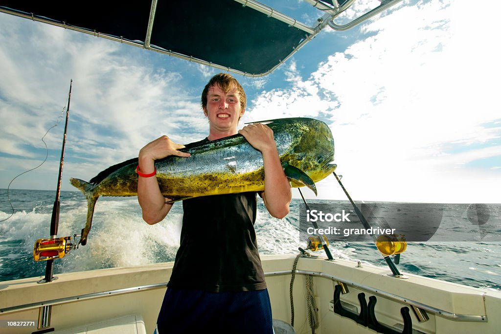 Teen con MahiMahi Dorado delfino pesce o su una barca - Foto stock royalty-free di Messico
