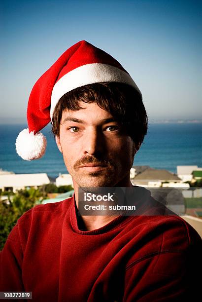 Retrato De Hombre Con Sombrero De Navidad Foto de stock y más banco de imágenes de 30-34 años - 30-34 años, Adulto, Adulto de mediana edad