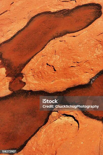 Charco De Agua Abstracto Desert Red Rock Foto de stock y más banco de imágenes de Agua subterránea - Agua subterránea, Agua, Erosionado