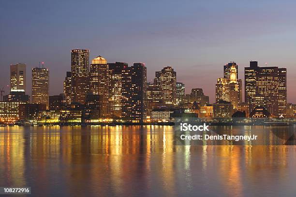 Skyline Di Boston Massachusetts Allimbrunire - Fotografie stock e altre immagini di Ambientazione esterna - Ambientazione esterna, Architettura, Boston - Massachusetts