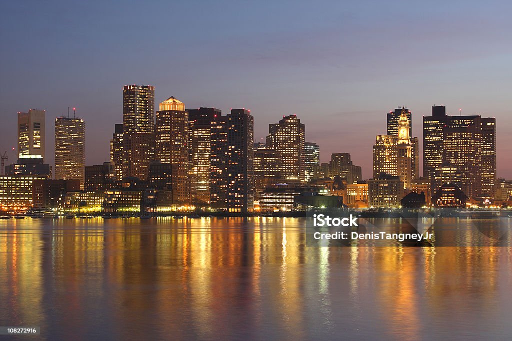 Очертания Бостона, Массачусетс в сумерки - Стоковые фото Архитектура роялти-фри