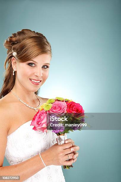 Schönen Kaukasischen Braut Mit Blumen Stockfoto und mehr Bilder von Attraktive Frau - Attraktive Frau, Blick in die Kamera, Blume