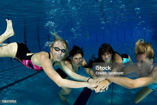 Foto de Mãos Juntas e mais fotos de stock de Debaixo d'água - Debaixo d'água, Desafio, Natação