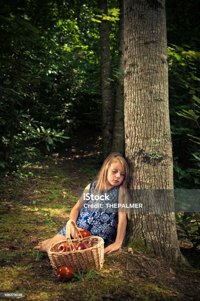 Потерянные маленькая девочка в лесу - Стоковые фото 6-7 лет роялти-фри
