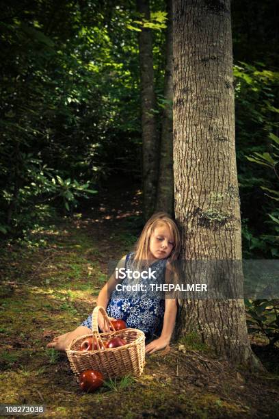 Потерянные Маленькая Девочка В Лесу — стоковые фотографии и другие картинки 6-7 лет - 6-7 лет, Босиком, В полный рост