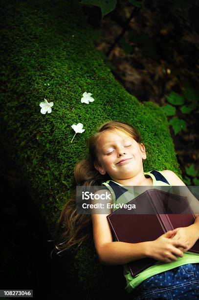 Sognare Ad Occhi Aperti - Fotografie stock e altre immagini di Ambientazione esterna - Ambientazione esterna, Bambine femmine, Bambino