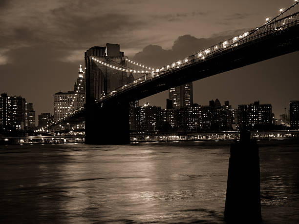 ponte do brooklyn, nova york - skyscraper low angle view new york city night - fotografias e filmes do acervo