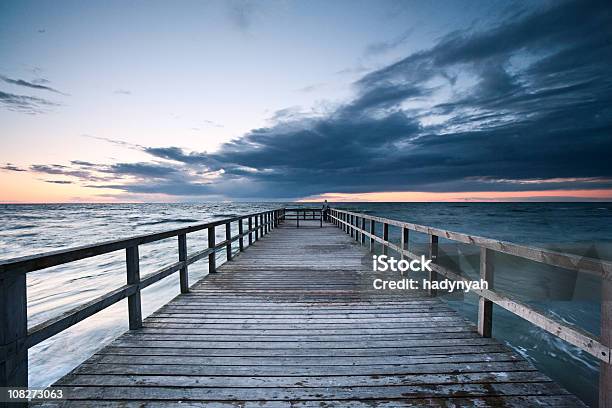 Foto de Deque Ao Pôrdosol e mais fotos de stock de Azul Turquesa - Azul Turquesa, Baía, Beleza natural - Natureza