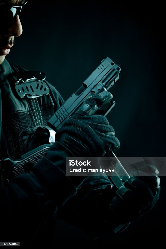 Mani caricamento Pistola - Foto stock royalty-free di Forze di polizia