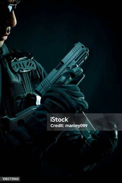 Carregar Mão De Pistola - Fotografias de stock e mais imagens de Força policial - Força policial, Adulto, Arma de Fogo
