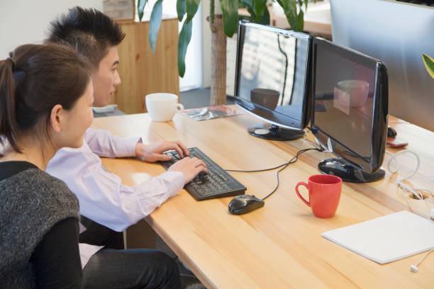 istock Chinese business people working at desk 1082730652