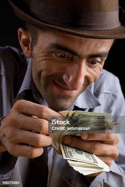 Surpreendido Sorridente Usando Chapéu Contar Dólares Bills - Fotografias de stock e mais imagens de Fundo Preto