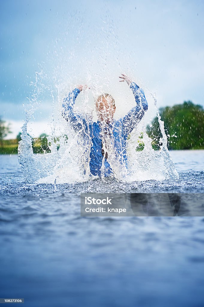 Hombre jugando un lote de agua en el lago - Foto de stock de 20-24 años libre de derechos