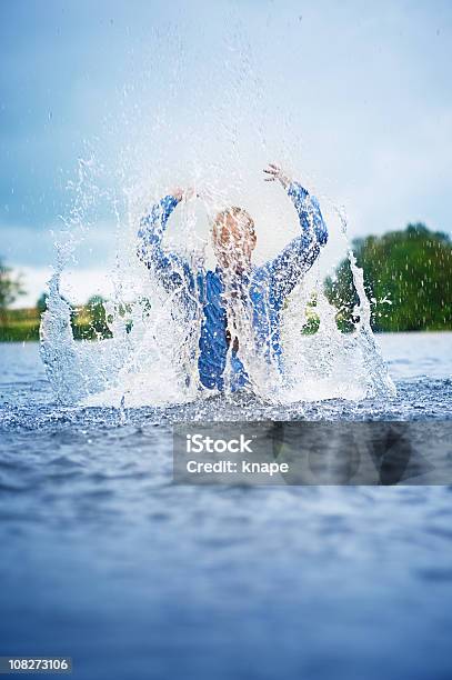 Hombre Jugando Un Lote De Agua En El Lago Foto de stock y más banco de imágenes de 20-24 años - 20-24 años, 25-29 años, Actividad de fin de semana