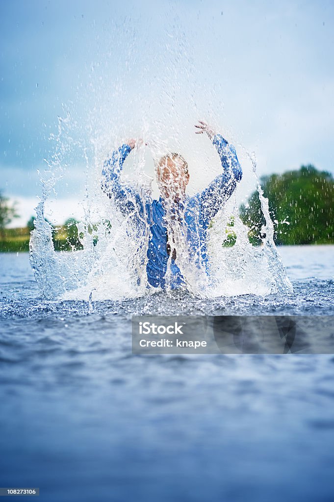 Uomo d'affari si increspa un sacco di acqua nel lago - Foto stock royalty-free di 20-24 anni