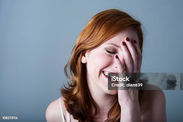 Lachen Mädchen Stockfoto und mehr Bilder von Verlegenheit - Verlegenheit, Eine Frau allein, Schüchtern