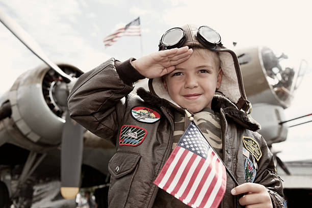 la segunda guerra mundial (world war ii de autoservicio - child patriotism saluting flag fotografías e imágenes de stock