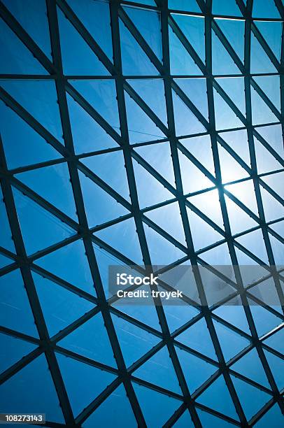 Arquitectura Moderna Foto de stock y más banco de imágenes de Cristal - Material - Cristal - Material, Azul, Cielo