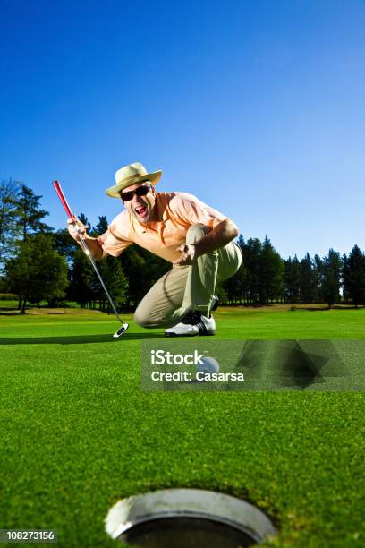 Photo libre de droit de Jeune Homme Regardant Mettre Sur Le Terrain De Golf banque d'images et plus d'images libres de droit de 20-24 ans