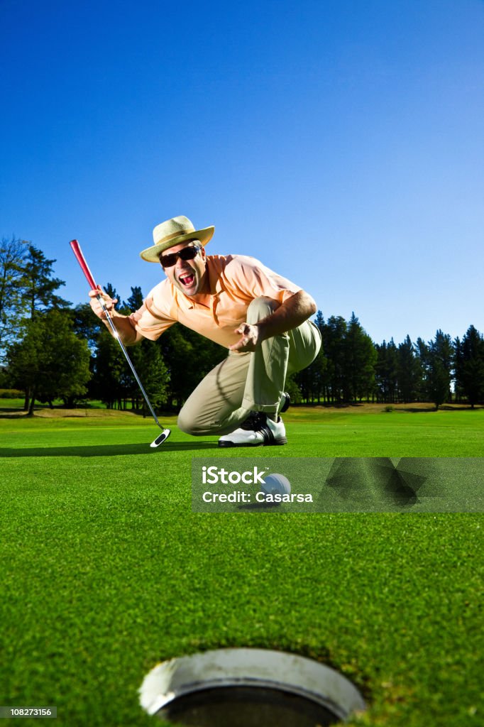 Молодой человек Смотреть Положите на поле для гольфа - Стоковые фото 20-24 года роялти-фри