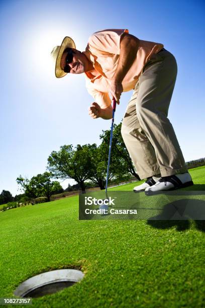 Golfista Na Putting Green - zdjęcia stockowe i więcej obrazów 20-24 lata - 20-24 lata, Aspiracje, Bezchmurne niebo
